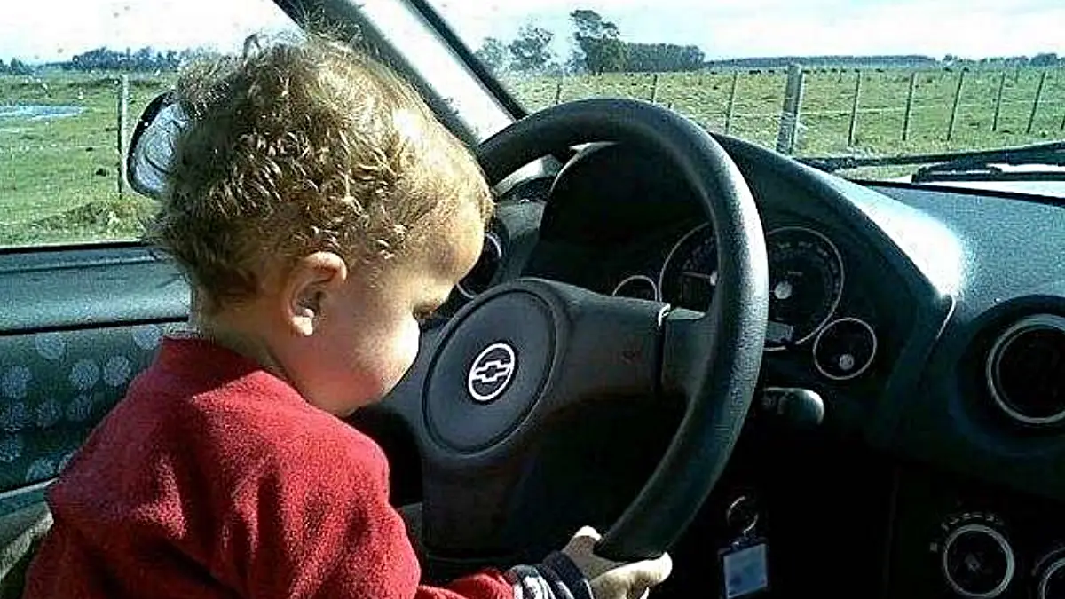 Rescatan a Niño de 2 Años Atrapado en Vehículo