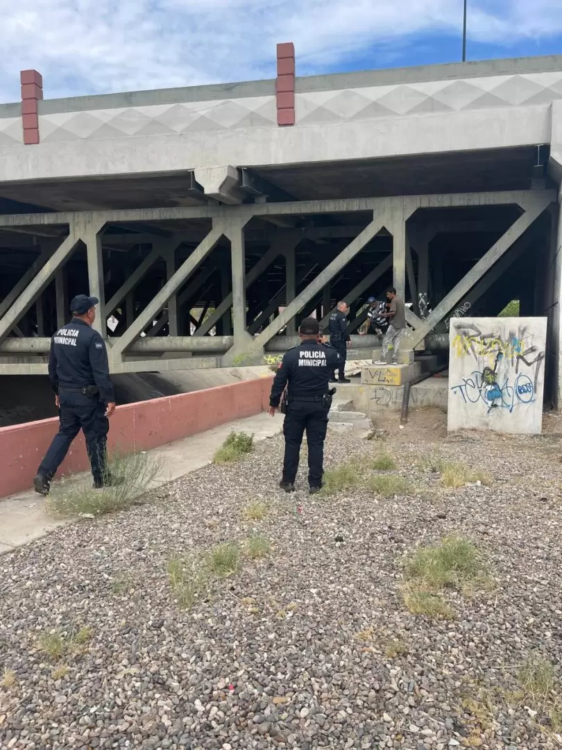 Retiran a personas en situación de calle del canal del Vado del Río