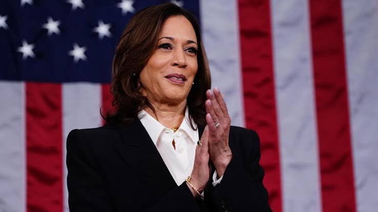 ¡Kamala Harris Se Corona como Candidata Demócrata y Promete Revolucionar EE.UU.!