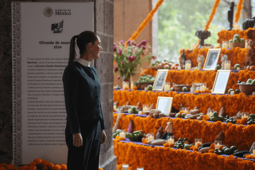 Altar de Dia de Muertos a las heroínas que nos dieron Patria: Sheinbaum