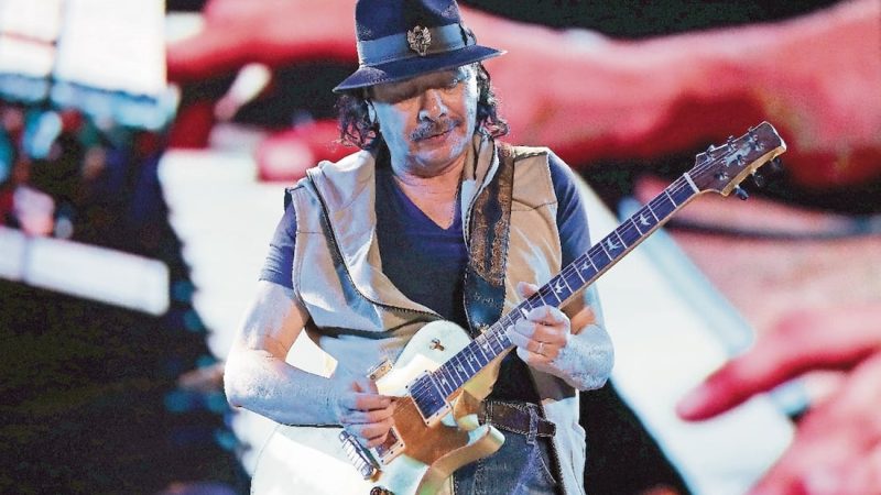 Carlos Santana, hospitalizado tras desmayo en plena gira