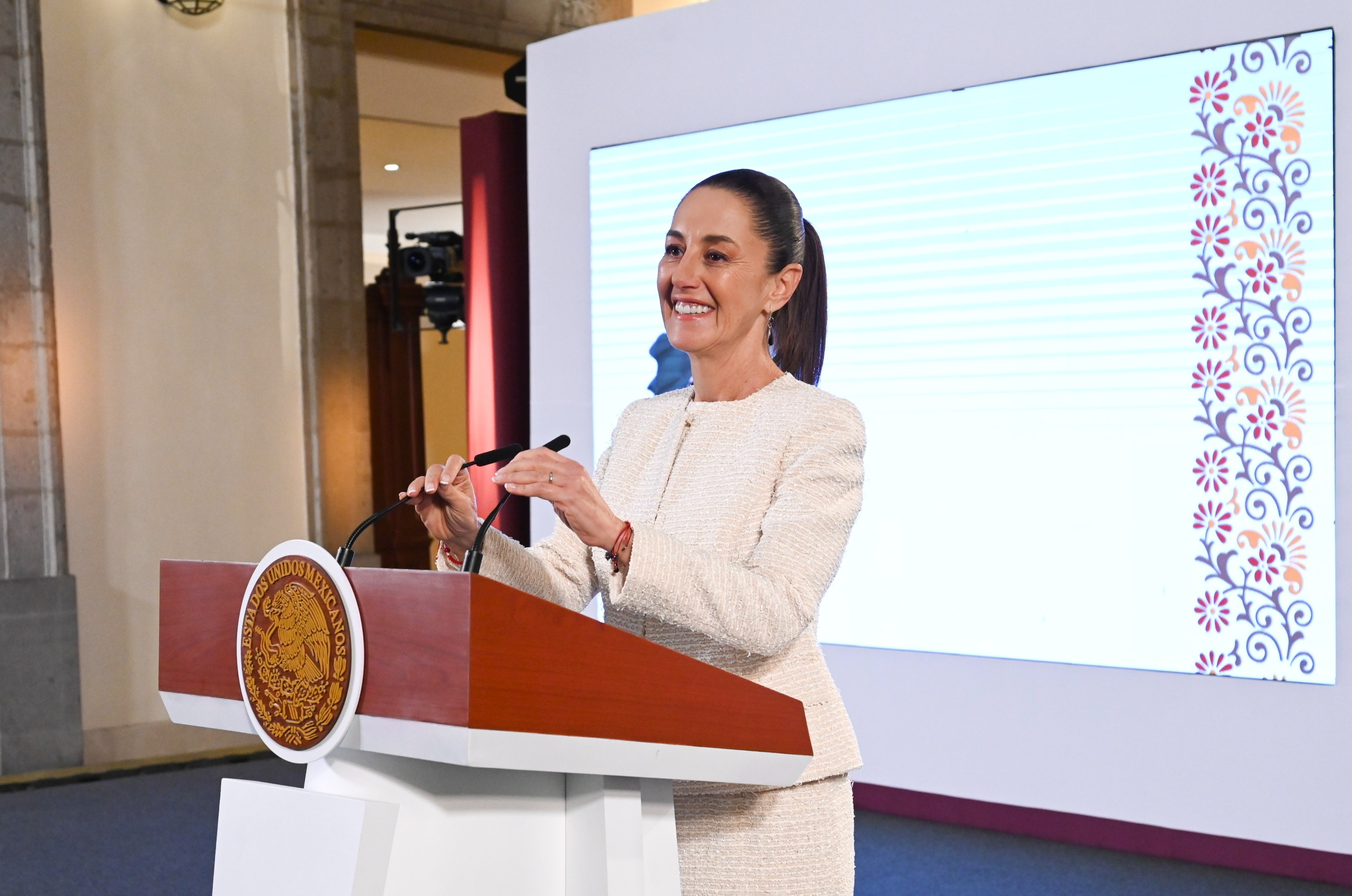 Claudia Sheinbaum lanza Línea 079 y defiende a su gabinete en conferencia matutina
