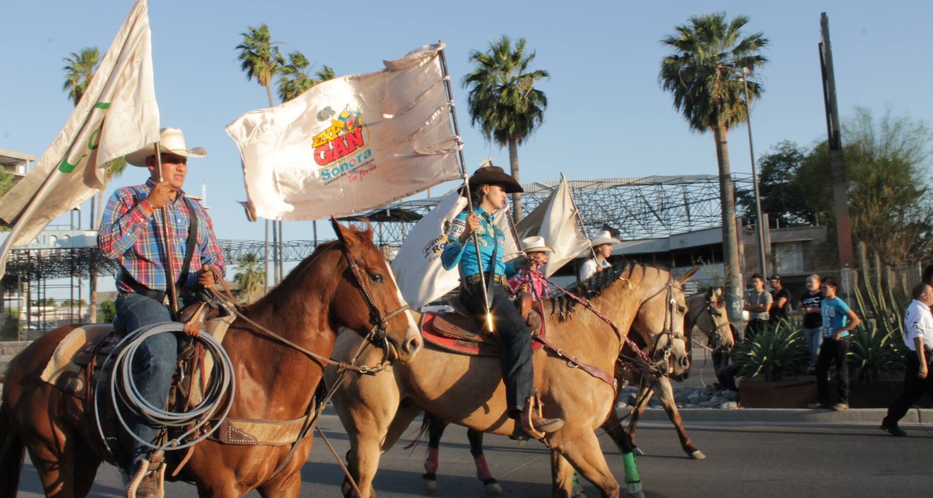 La ExpoGan Sonora 2025 arranca con una vibrante manifestación llena de tradición y alegría