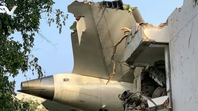 Tragedia aérea en India: avión de Air India se estrella contra residencia estudiantil en Ahmedabad