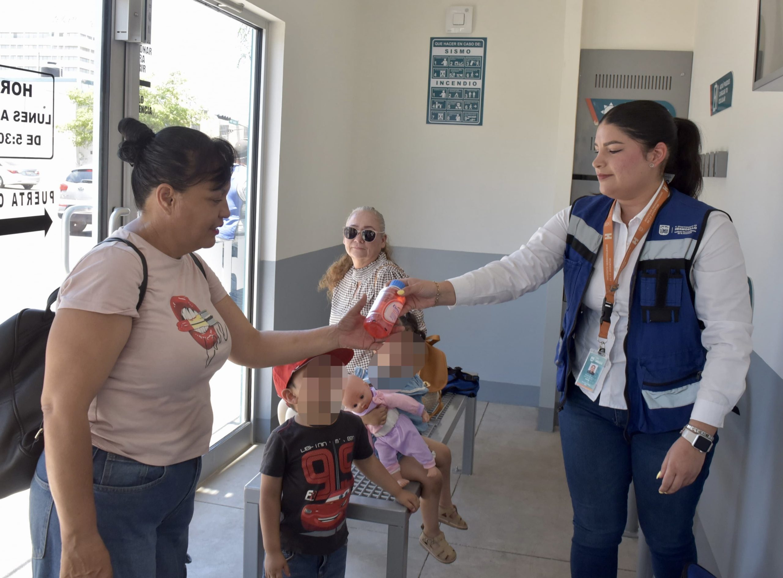 Jóvenes promueven uso responsable de las paradas de camión refrigeradas en Hermosillo