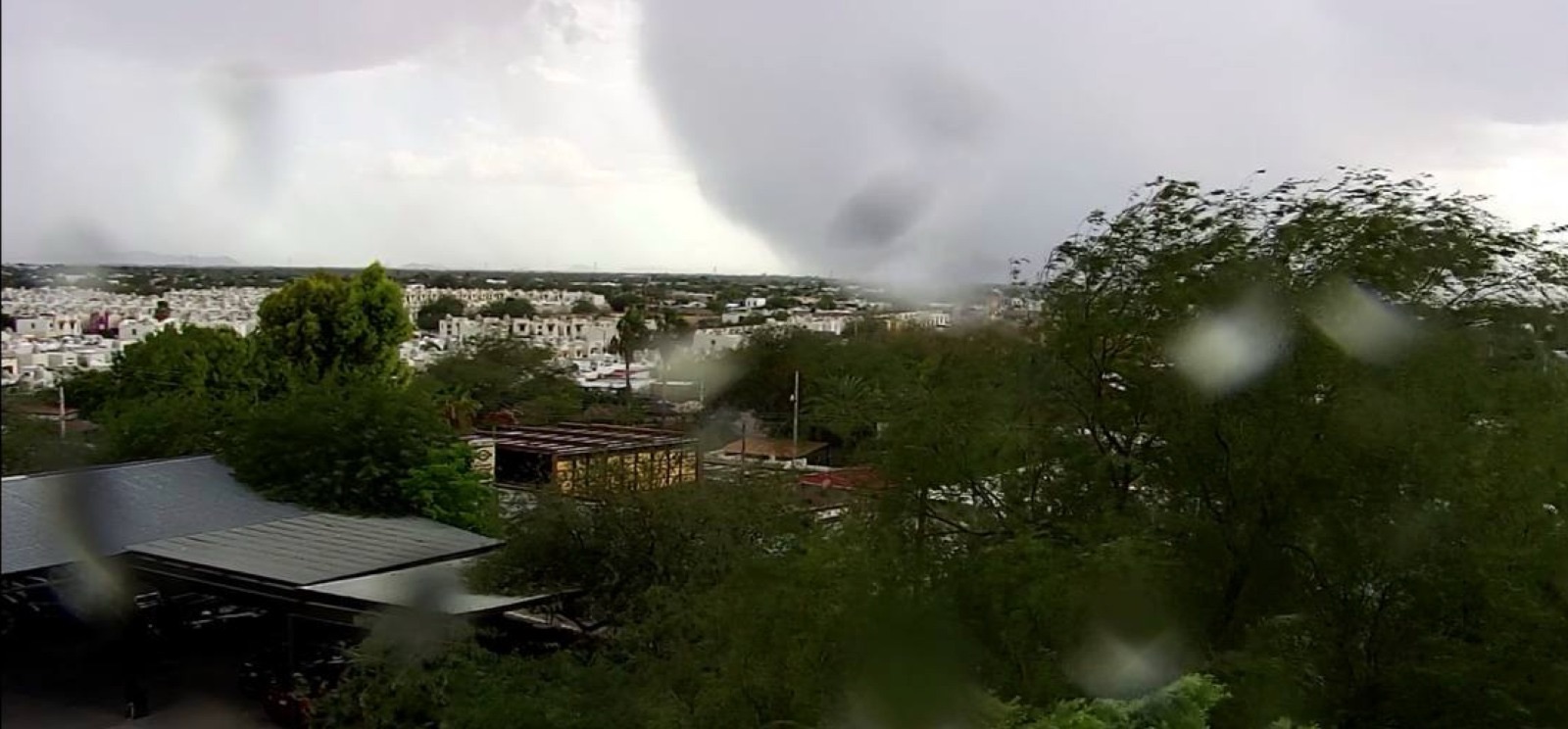 Microrráfaga sorprende al norponiente de Hermosillo con lluvia y granizo