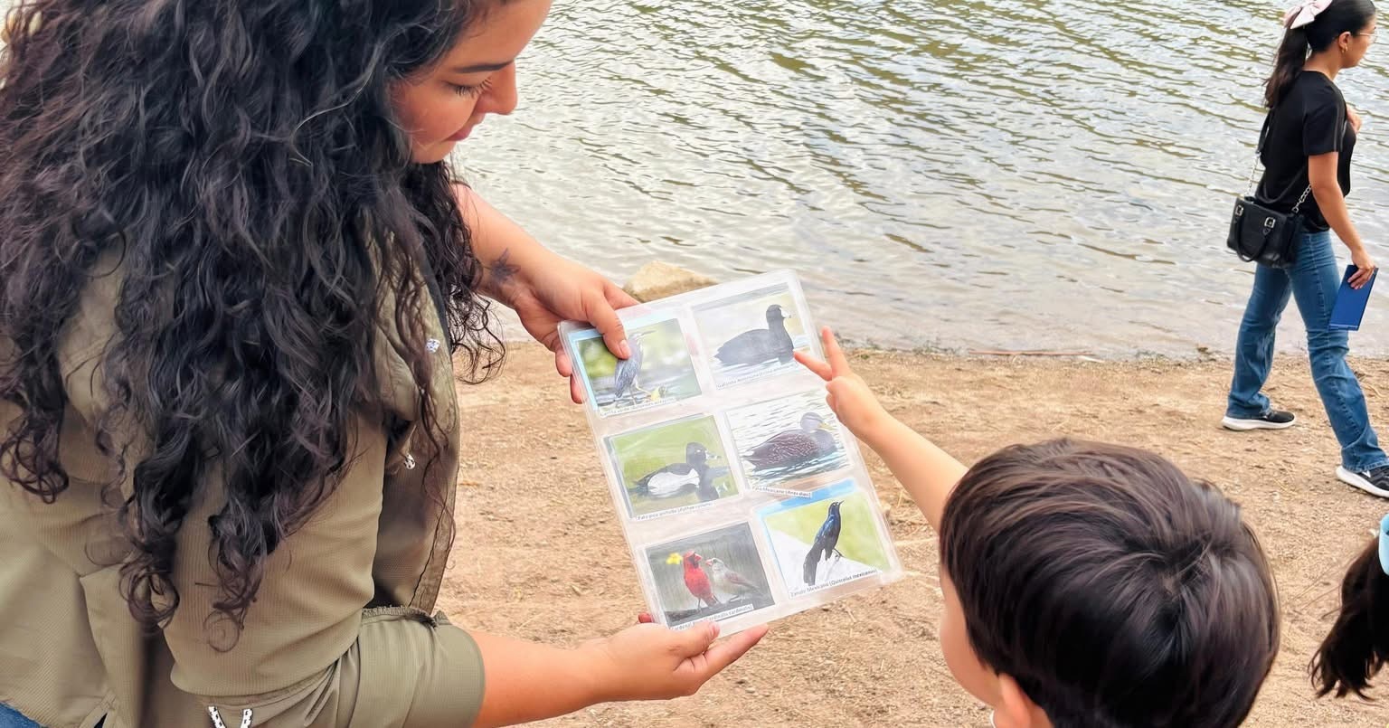 Niños exploran el humedal de La Sauceda como Pequeños Guardabosques